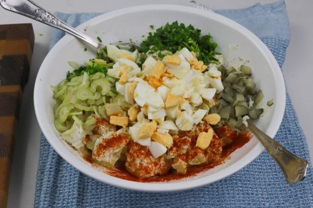 Yumurta ve turşu ile sulu patates salatası