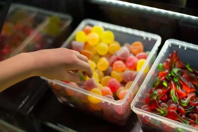 Aniden şeker isteği duymanızın 4 nedeni