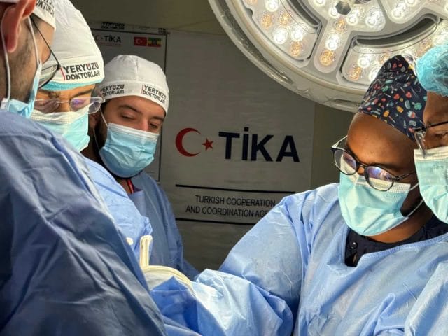 Türk doktorlar Afrika’da şifa dağıtıyor
