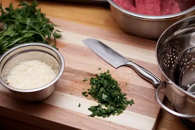 Mutfak malzemelerini kullanarak ev yapımı protein tozu tarifi