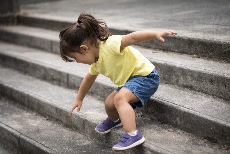 Çocuklarda sık düşme ne zaman normal olmayabilir?